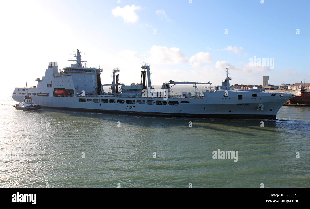 El Auxiliar de la Flota Real cisterna de reabastecimiento TIDERACE entra en el puerto de Portsmouth, Reino Unido el 30 de noviembre de 2018 Foto de stock