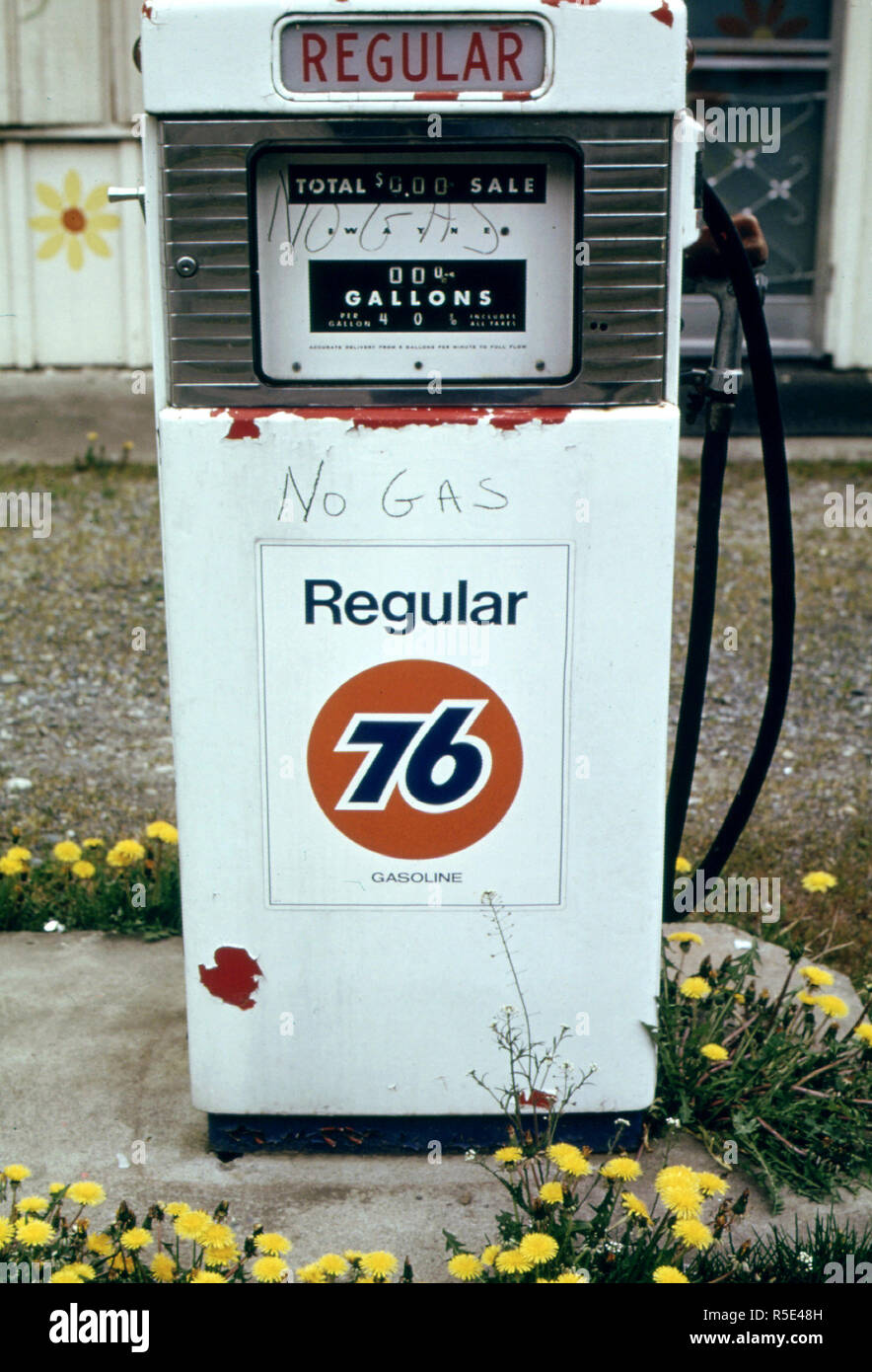 Abril 1974 - Distribuidores Independientes y una importante empresa petrolera, los concesionarios comenzaron a cerrar algunas estaciones permanentemente durante la escasez de gasolina en el invierno de 1973-74. Como estas bombas en Shelton, Washington, al oeste de Olimpia se volvieron más comunes como la escasez afectaron la economía desde diversos ángulos 04/1974 Foto de stock