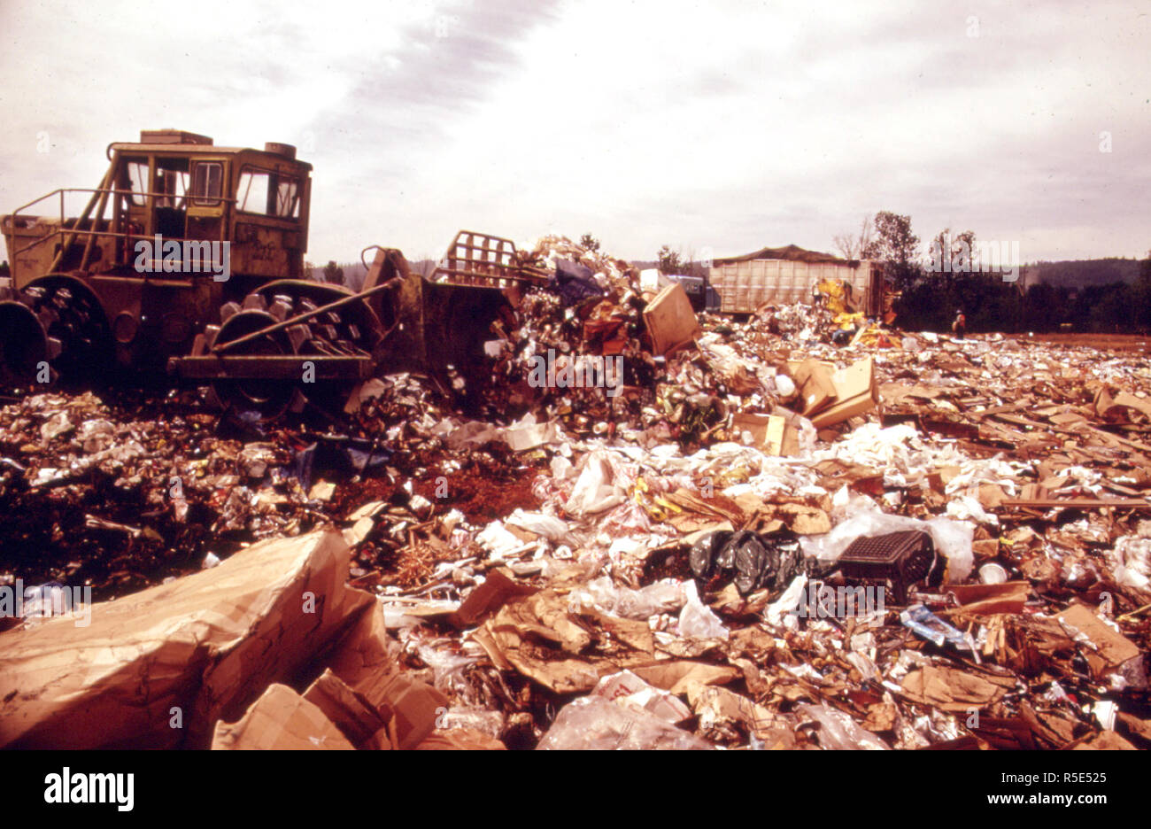 Basurero de la ciudad de 1970 fotografías e imágenes de alta resolución