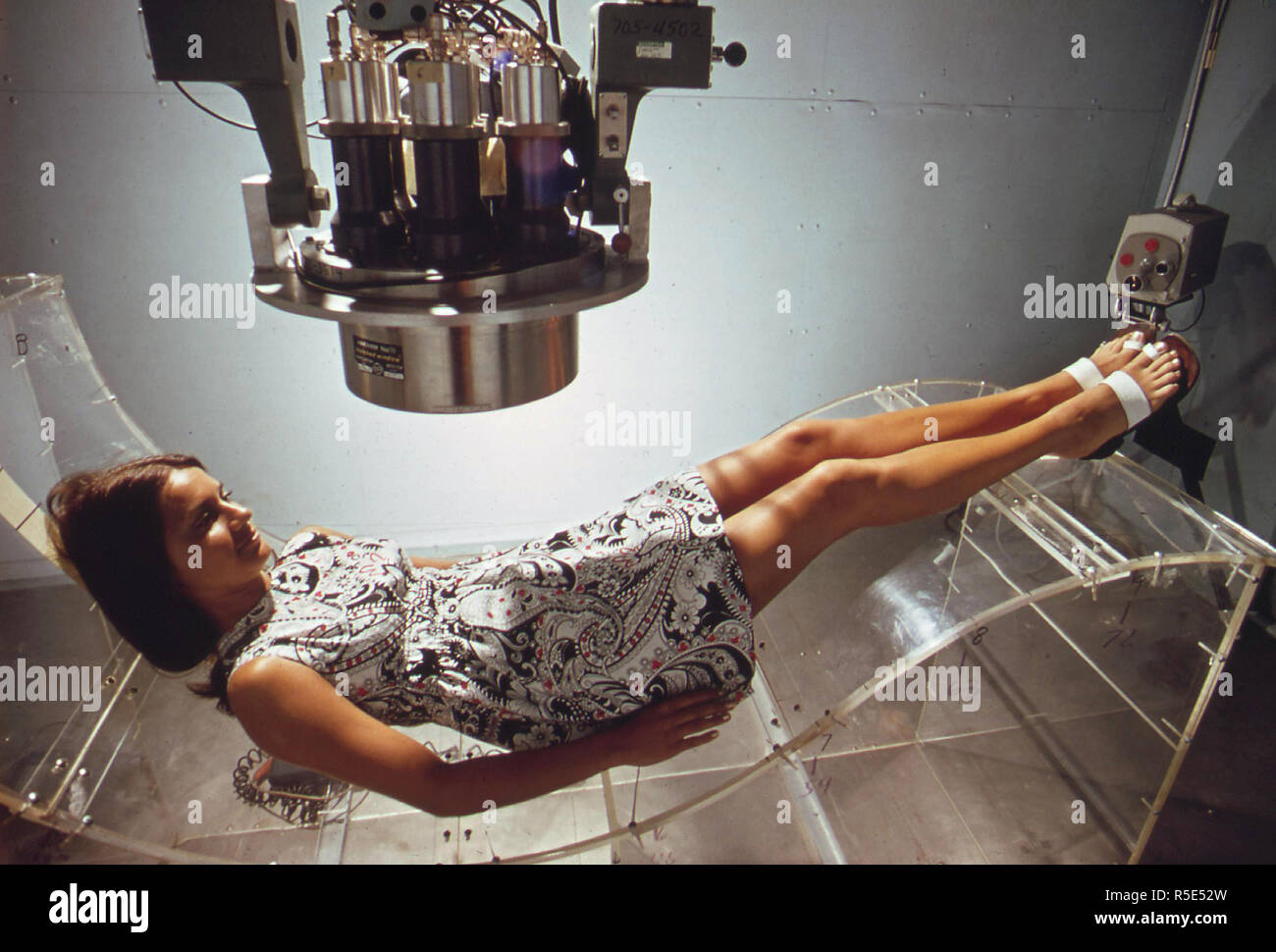 Contador de cuerpo entero se utiliza para medir los niveles de radiación natural, junio de 1972 Foto de stock