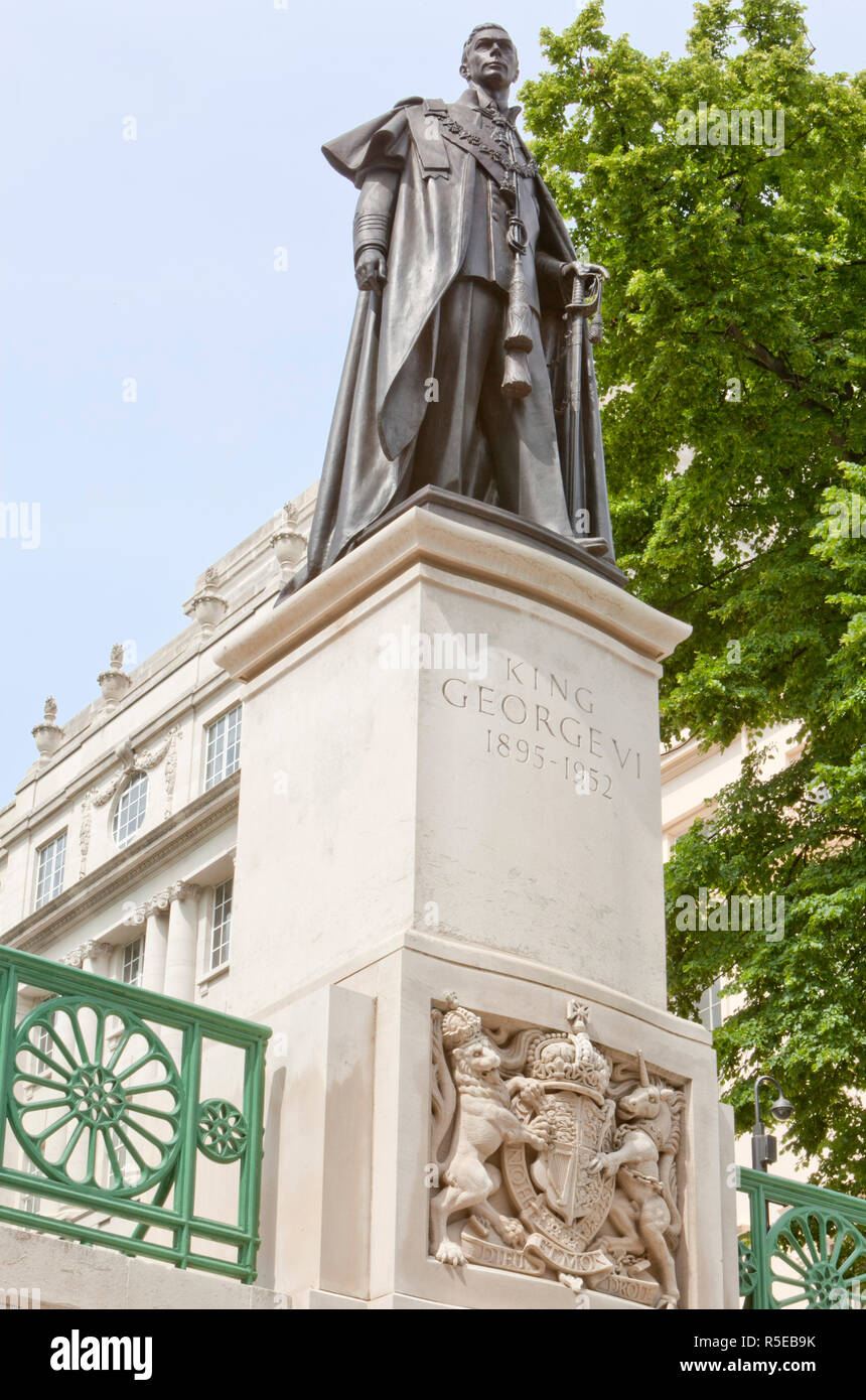 Estatua del rey Jorge VI de Gran Bretaña, en el Mall, Westminster, Londres, Reino Unido. George Vl ocupó el trono británico desde 1936 hasta su muerte en 1952. Foto de stock