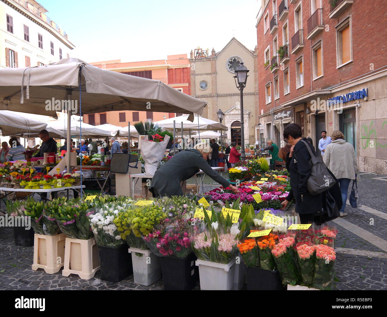 TIVOLI, Italia - 29 de septiembre de 2017: Fresco y hermosas flores, frutas y verduras en el mercado campesino en la plaza principal, la Piazza Plebiscito de ti Foto de stock