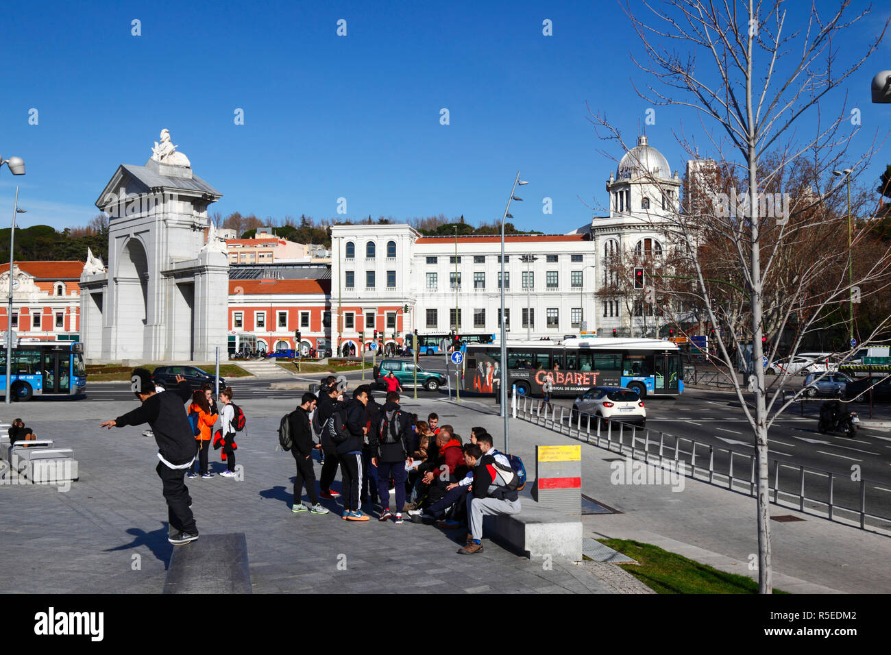 Los jóvenes colgando en frente de la Puerta de San Vicente y la estación de Príncipe Pío, Madrid, España Foto de stock