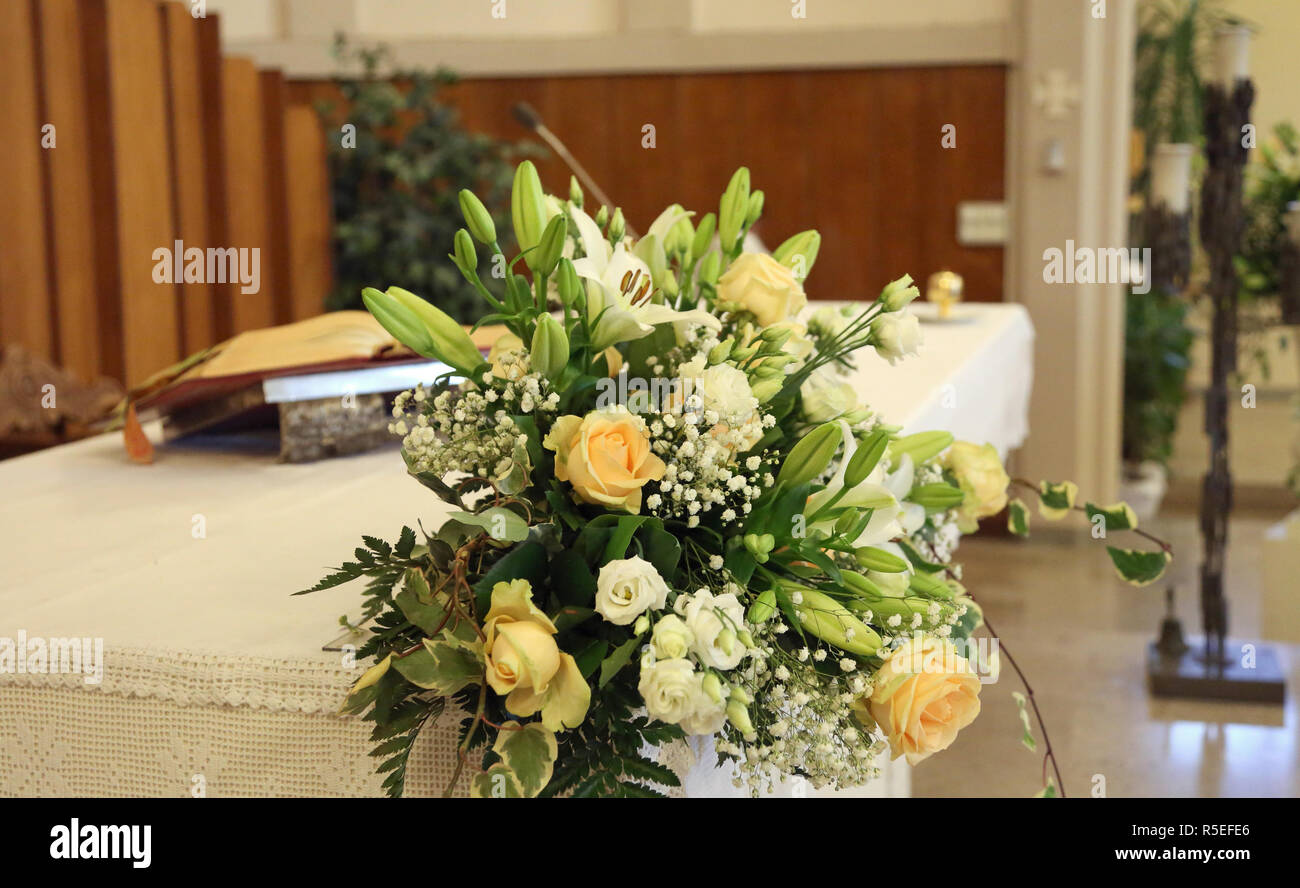Flores blancas en el altar de una iglesia para decorarla para una boda  Fotografía de stock - Alamy