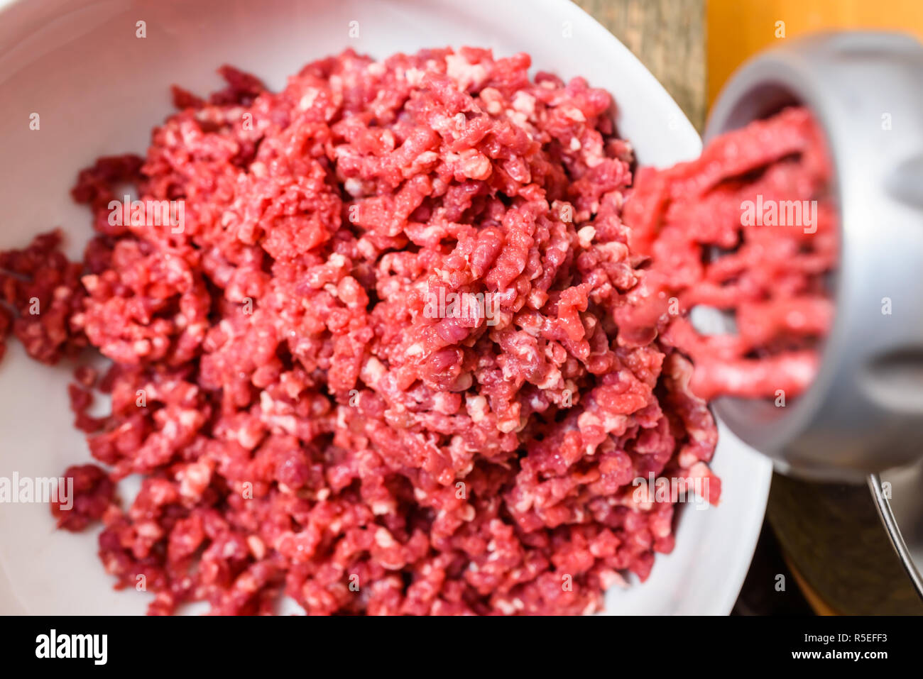 Cerca de carne picada y preparados de carne cruda Foto de stock