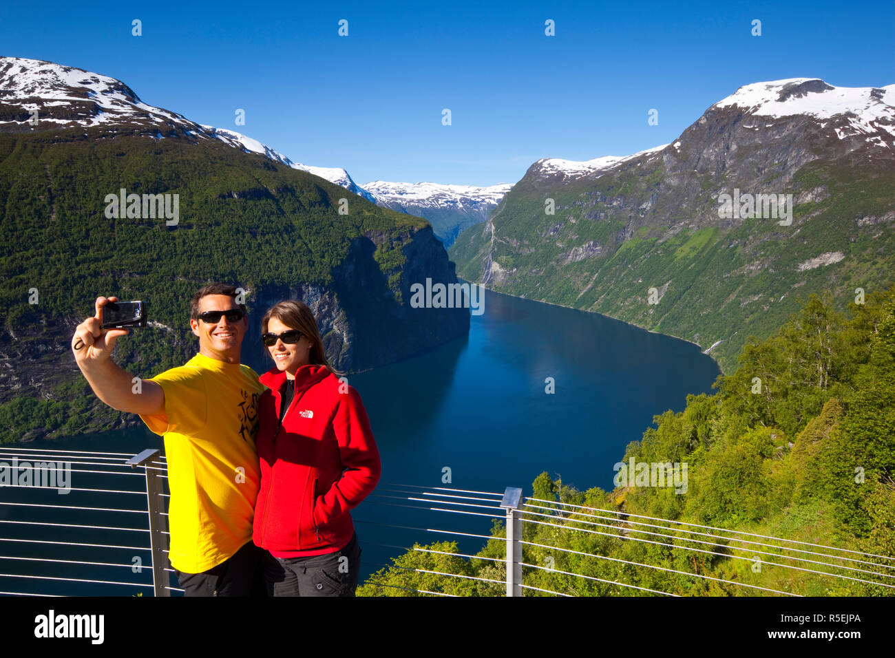 Una joven pareja de tomar fotos, Fiordo de Geiranger, Møre og Romsdal, Noruega (MR) Foto de stock
