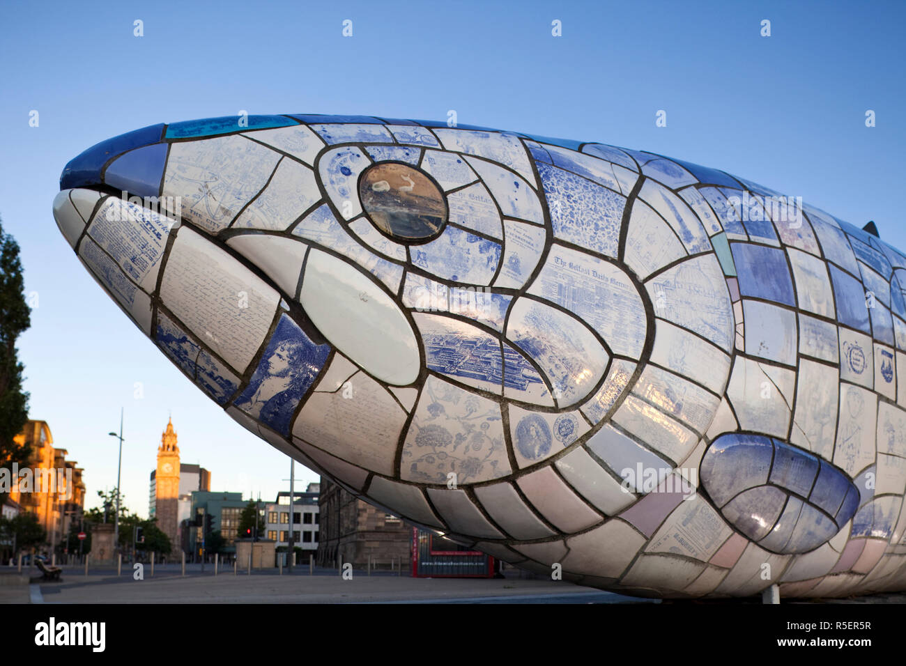Irlanda del Norte, Belfast, el pez grande por John amabilidad en Donegall Quay Foto de stock