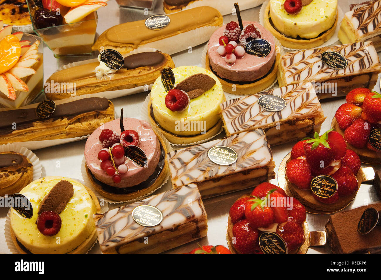 Francia, Paris, pasteles Mostrar en pastelería Escaparate Fotografía de  stock - Alamy