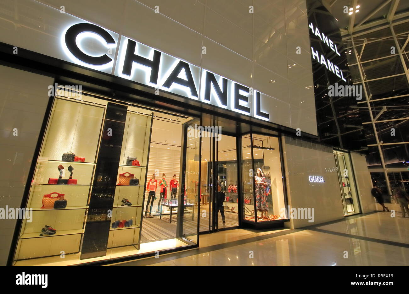 Chanel store en el centro comercial Marina Bay Sands de Singapur Fotografía  de stock - Alamy