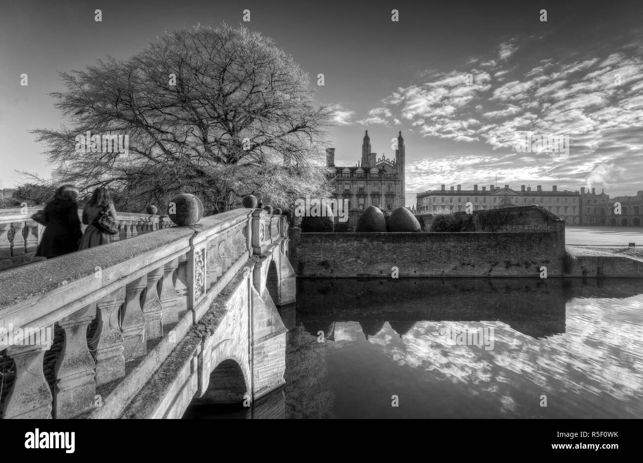 Reino Unido, Inglaterra, Cambridgeshire, Cambridge, la espalda, el Clare College y el río Cam en invierno, la Capilla de King's College en segundo plano. Foto de stock