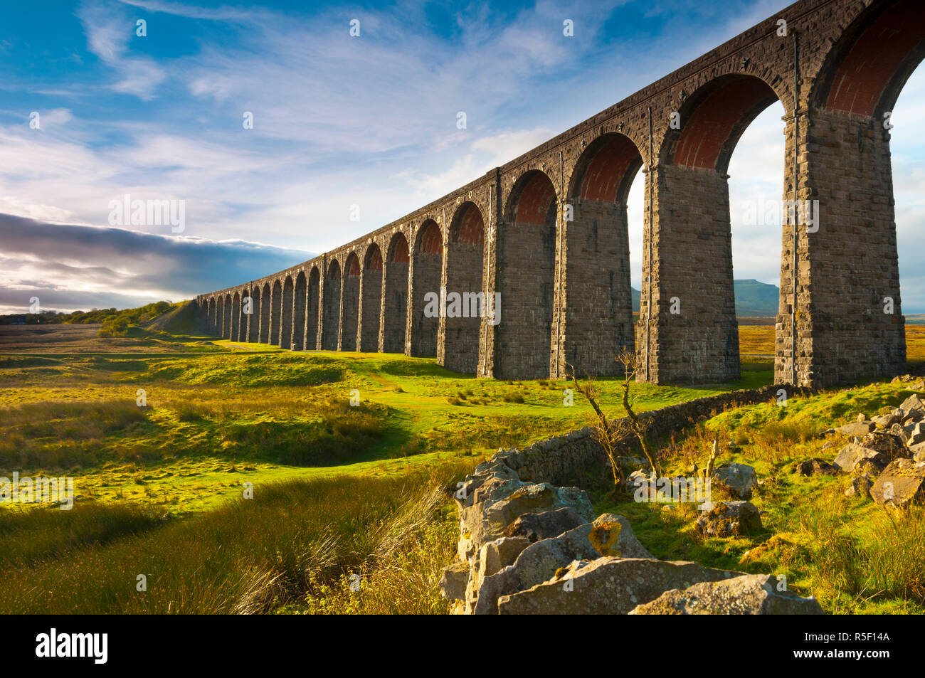 Reino Unido, Inglaterra, North Yorkshire, Ribblehead viaducto en el asentarse a Carlisle línea ferroviaria Foto de stock