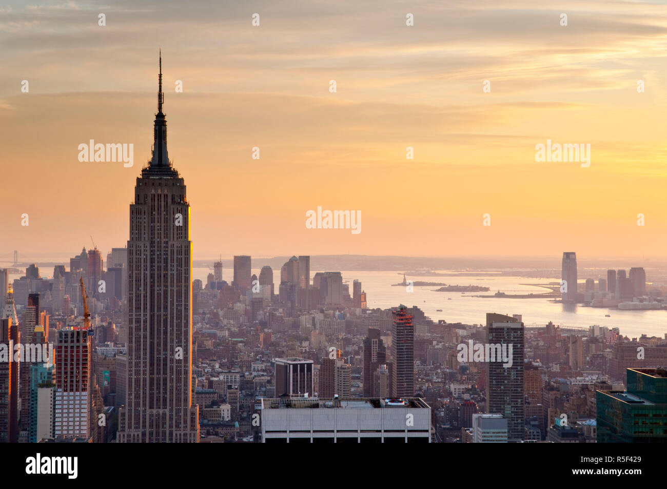 Los Estados Unidos, Nueva York, Manhattan, el Empire State Building y Midtown desde la parte superior de la roca en el Rockefeller Center Foto de stock