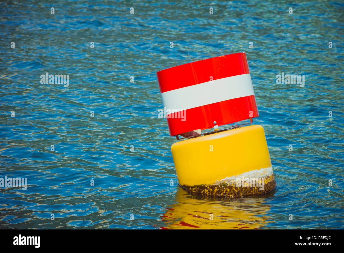 Boya En El Mar Una Boya Es Un Dispositivo Flotante Que Puede Tener Muchos Propositos Fotos Retratos Imagenes Y Fotografia De Archivo Libres De Derecho Image 89529103