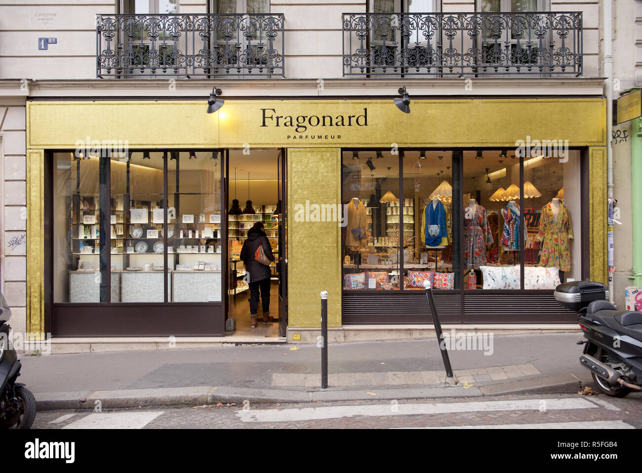 Tienda de perfumes Fragonard en la Rue Tardieu en París, Francia Fotografía  de stock - Alamy