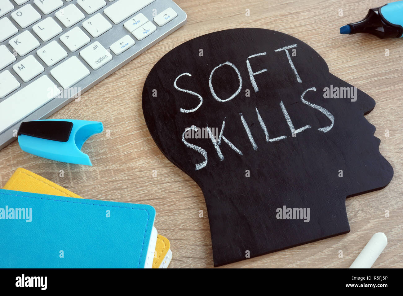 Soft Skills escrito en una pizarra con forma de cabeza. Foto de stock