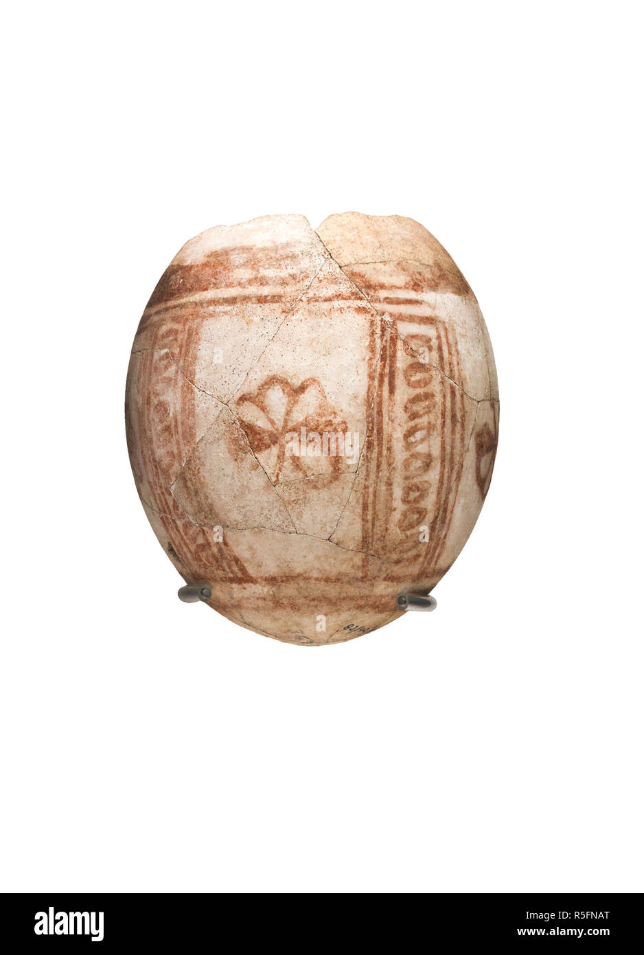 Cartagena, España - 14 de septiembre, 2018: el huevo de avestruz decorado de época púnica en ARQUA, Museo Nacional de Arqueología Subacuática Foto de stock