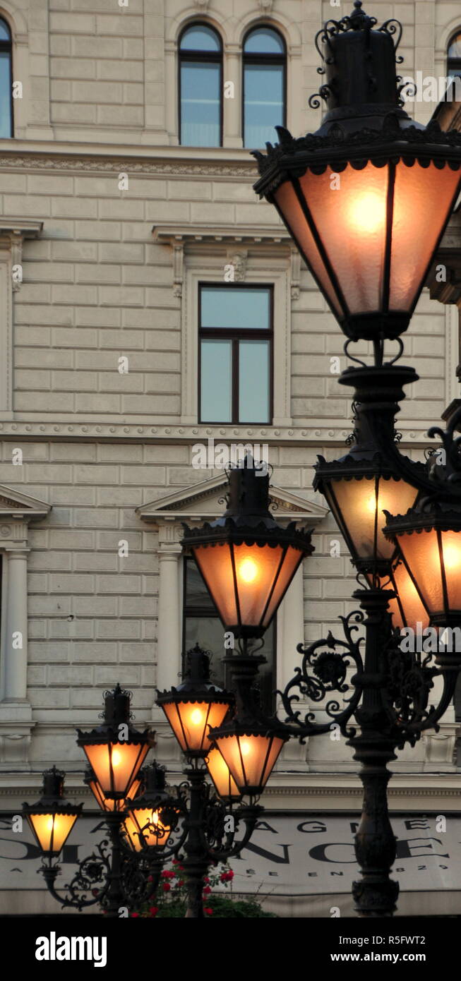 Antiguos faroles de hierro forjado en frente de la ópera de Budapest  Fotografía de stock - Alamy