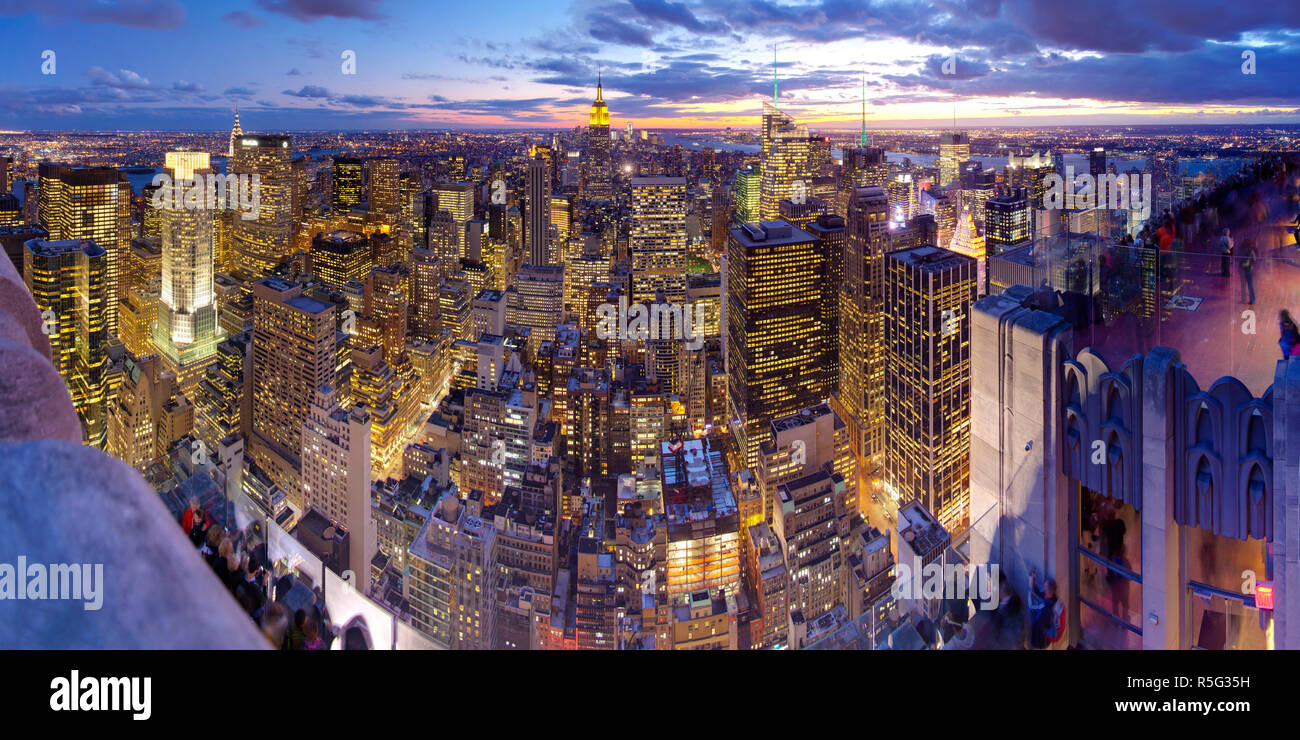 Vista de Manhattan hacia el edificio Empire State en la puesta de sol desde la cima de la roca, en el Rockefeller Plaza, Nueva York, EE.UU. Foto de stock