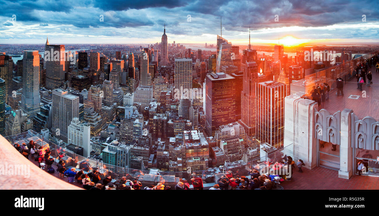 Vista de Manhattan hacia el edificio Empire State en la puesta de sol desde la cima de la roca, en el Rockefeller Plaza, Nueva York, EE.UU. Foto de stock