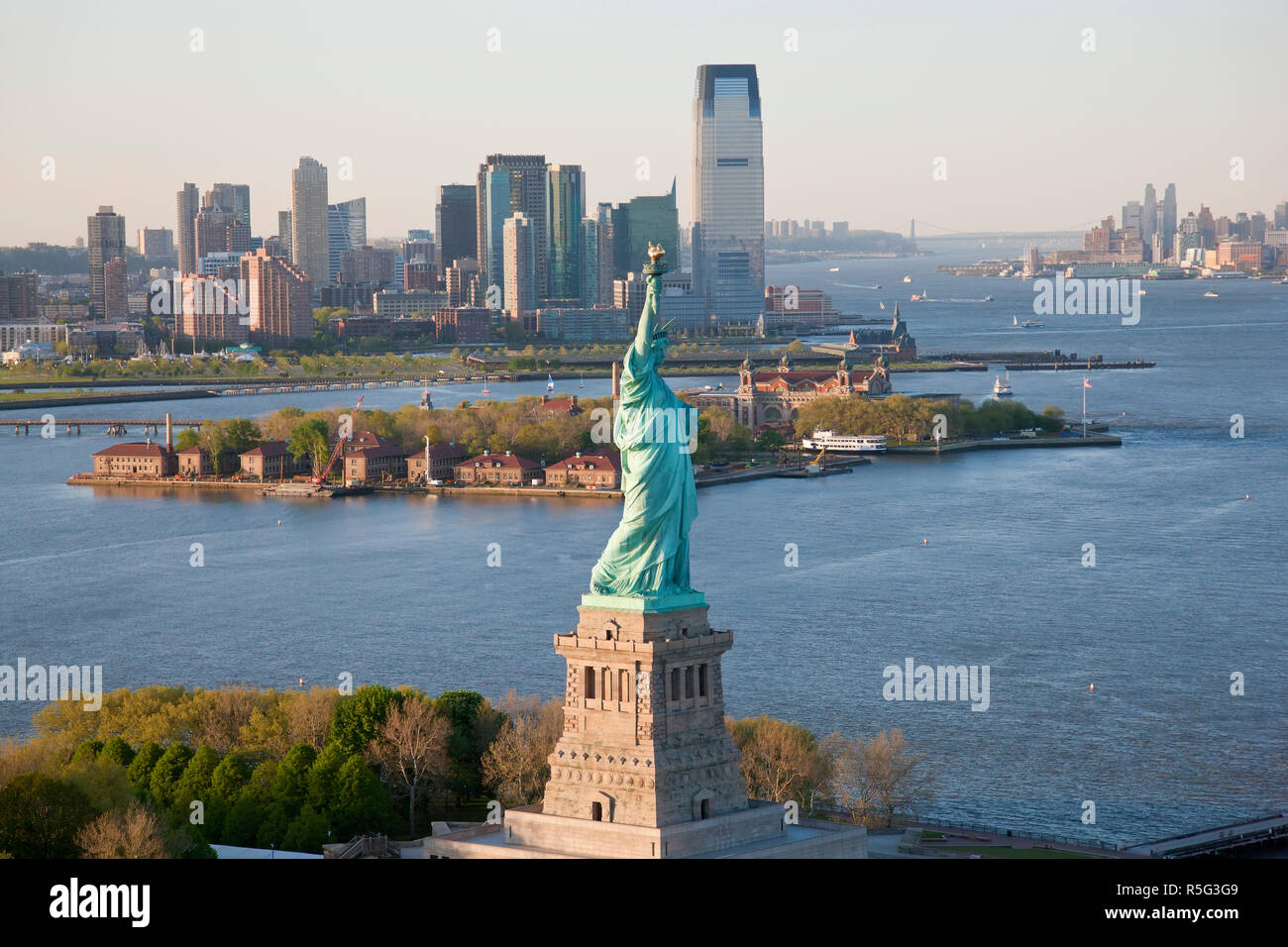 La estatua de la Libertad (Jersey City, el Río Hudson, la Isla Ellis y  Manhattan detrás), Nueva York, EE.UU Fotografía de stock - Alamy