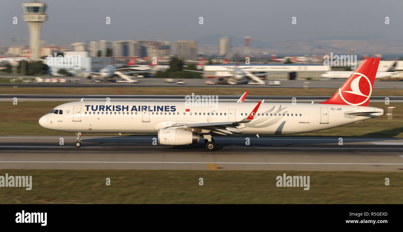Estambul, Turquía - Agosto 05, 2018: Turkish Airlines Airbus A321-231 (CN 5465) despega desde el Aeropuerto Ataturk en Estambul. Tu es el portador de la bandera de Tur Foto de stock