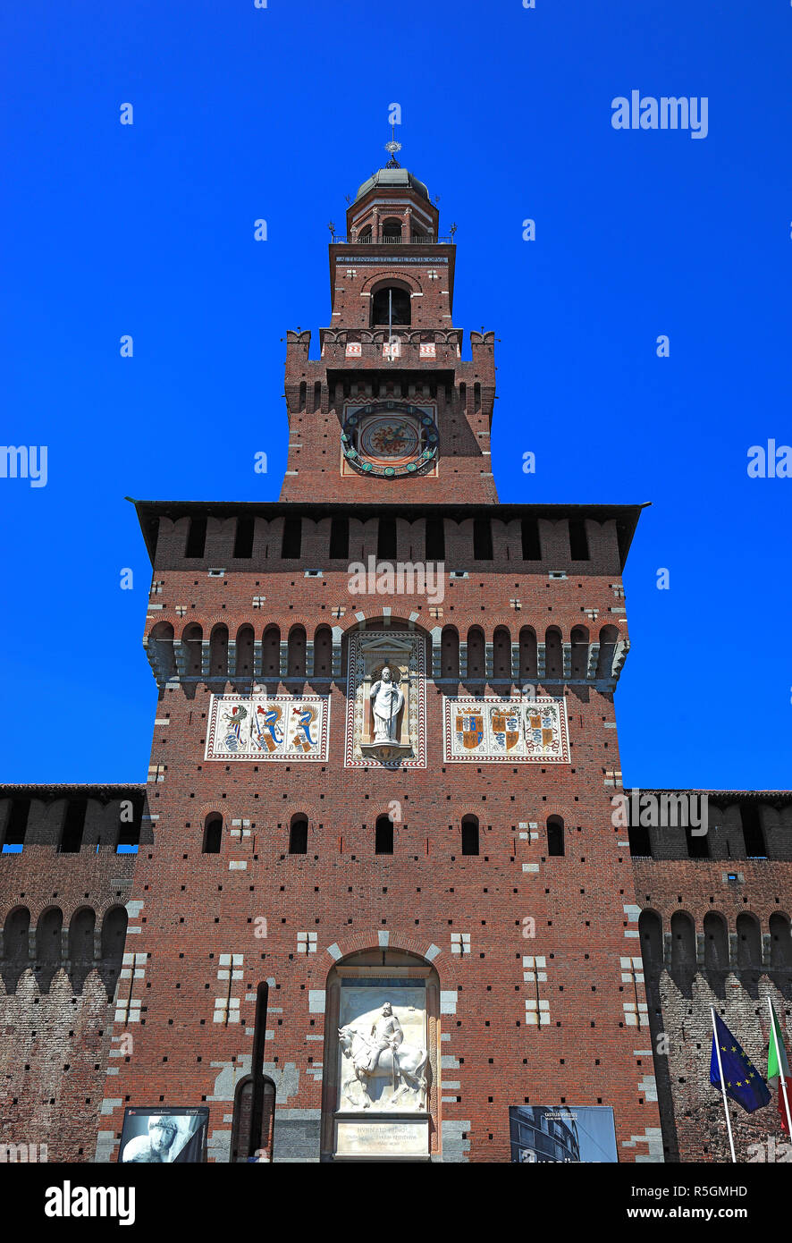 Puerta de entrada, el Castello Sforzesco, Milán, Lombardía, Italia Foto de stock