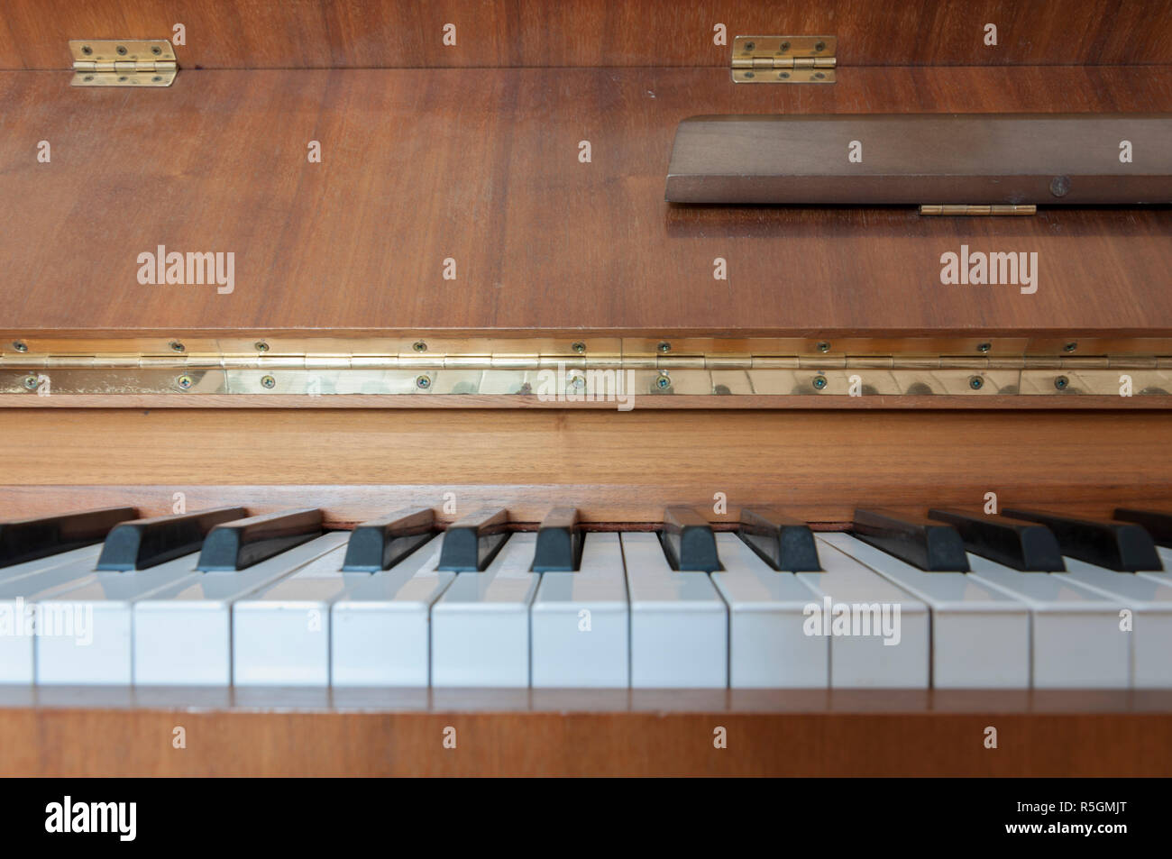 Bisagra de piano Fotografía de stock - Alamy