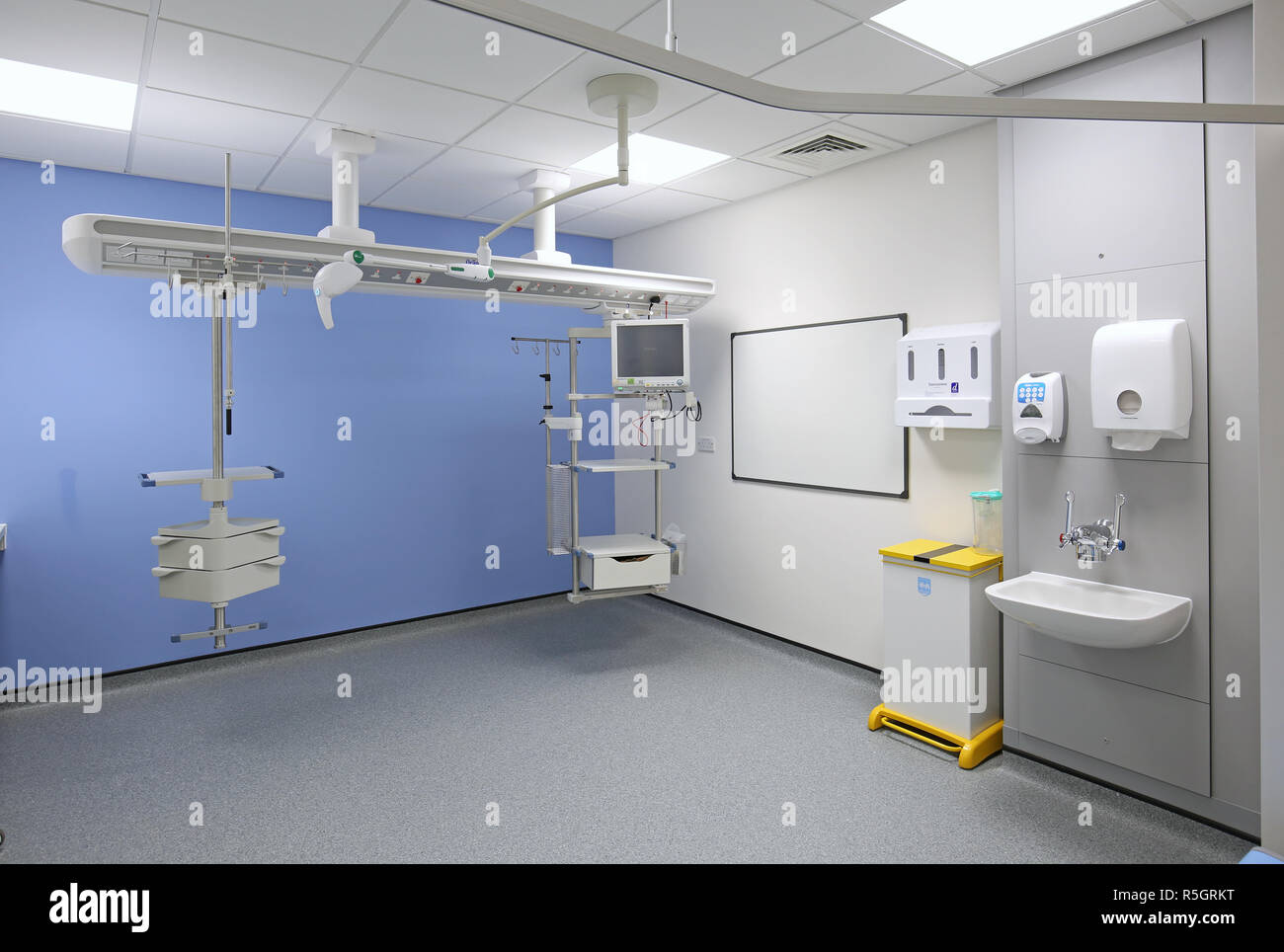 Sala de tratamiento en la sección de los niños del nuevo servicio de urgencias en el Hospital Universitario de Croydon, inaugurado en diciembre de 2018 Foto de stock