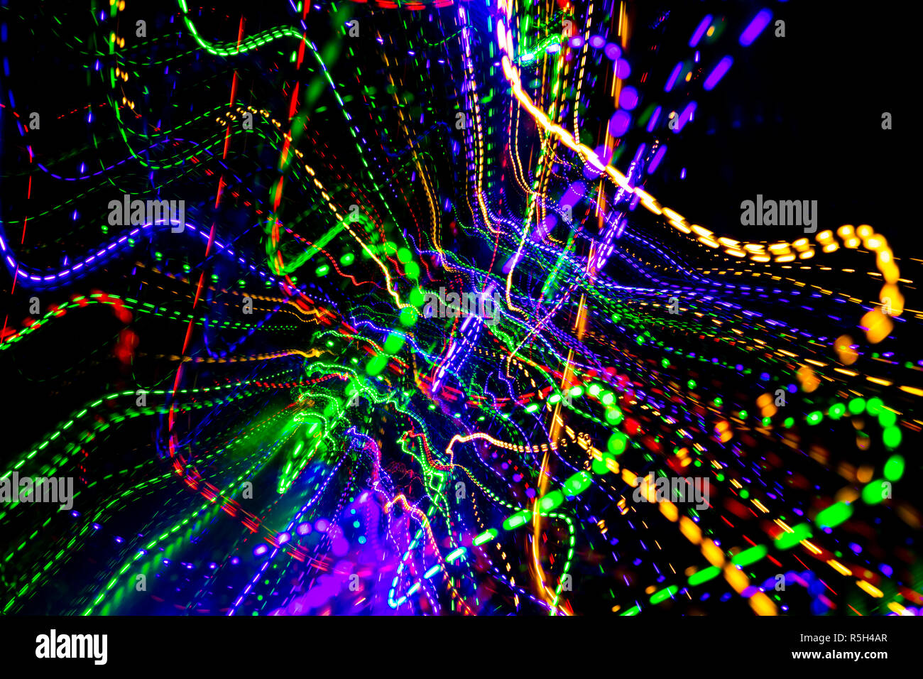 La Caotica Lineas De Luces De Color Sobre Un Fondo Oscuro Luces