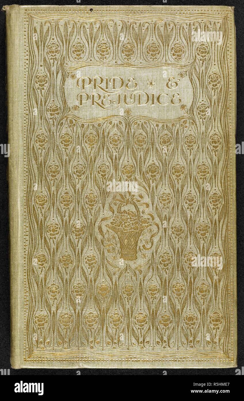 Autor sosteniendo un libro con orgullo