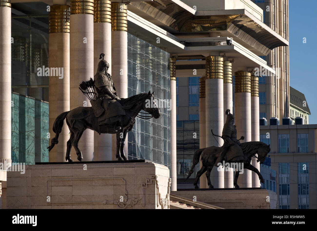 / Mongolia Ulaanbaatar - 10 de noviembre 2018: Las estatuas de dos generales de Chinggis Khaan en el Palacio de Gobierno Foto de stock