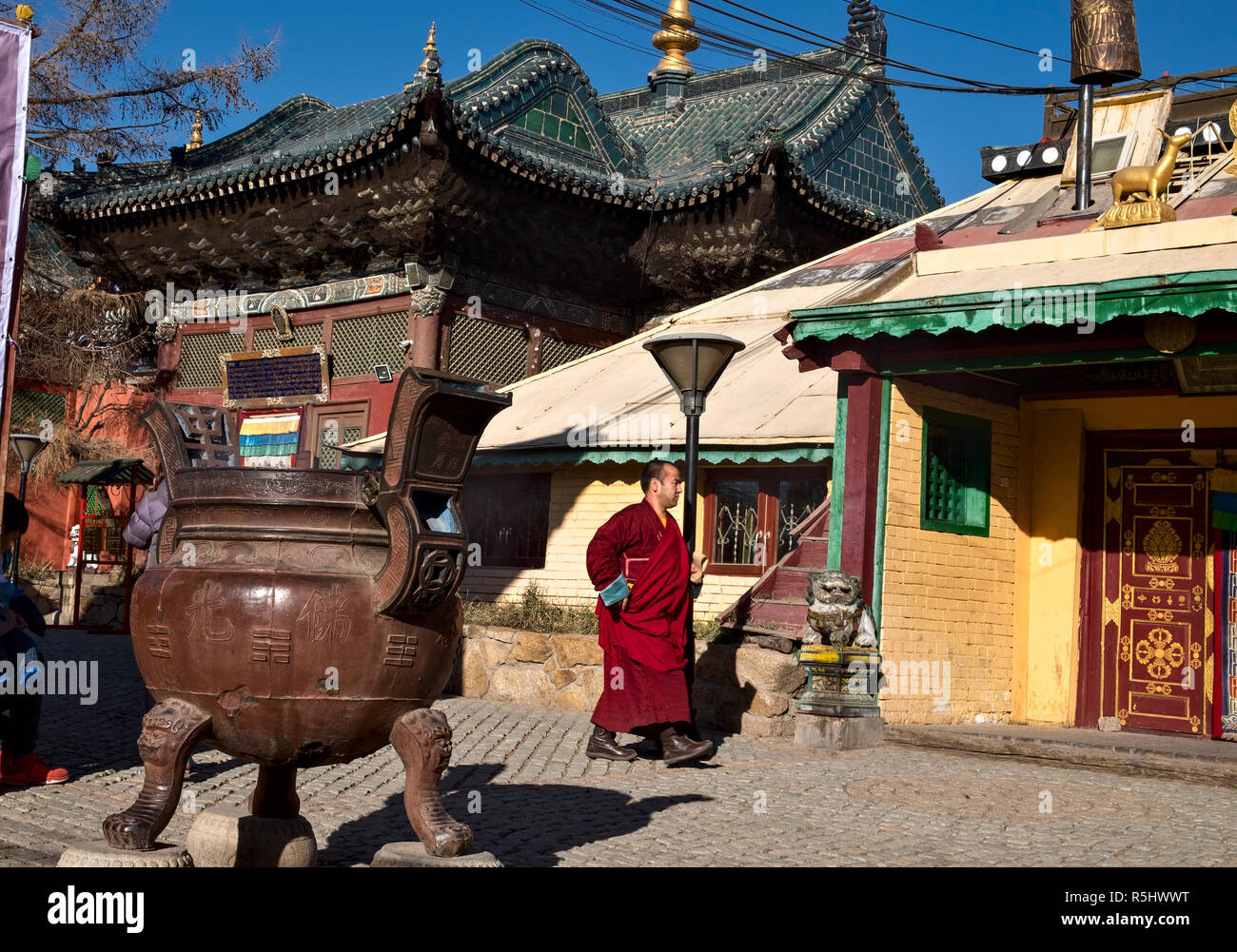 / Mongolia Ulaanbaatar - 10 de noviembre 2018: el monje del monasterio Gandantegchinlen Foto de stock