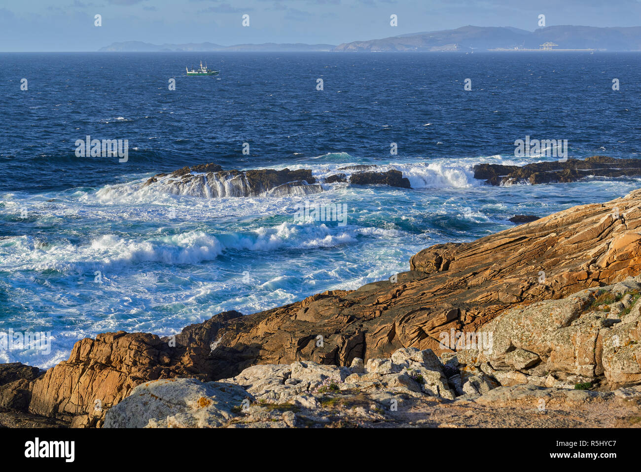 Vista de la costa atlántica gallega en el Celtic Park de la ciudad de La Coruña, Galicia, España, Europa Foto de stock