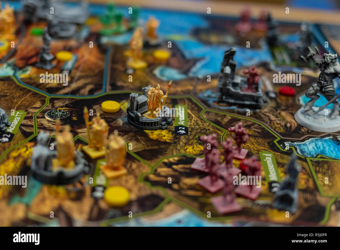 Foto de Papel De Mesa Colorido Jogando Dados De Jogo Rpg No Mapa De  Masmorra Desenhado À Mão e mais fotos de stock de Role Playing Game - iStock