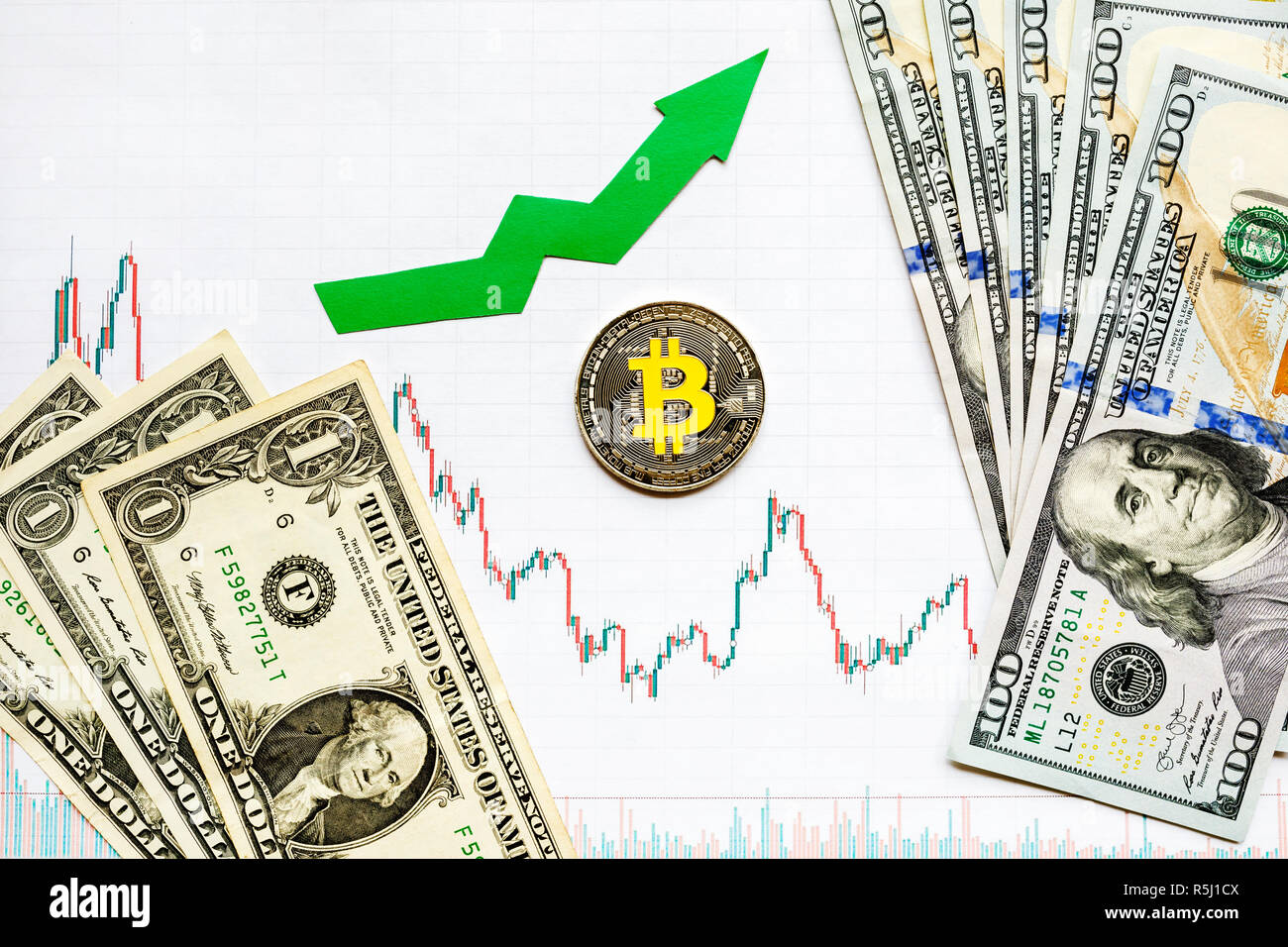 Inversión rentable de dinero virtual bitcoin. Flecha verde y plata sobre papel Bitcoin gráfico forex índice subir a fondo el mercado de divisas. Foto de stock