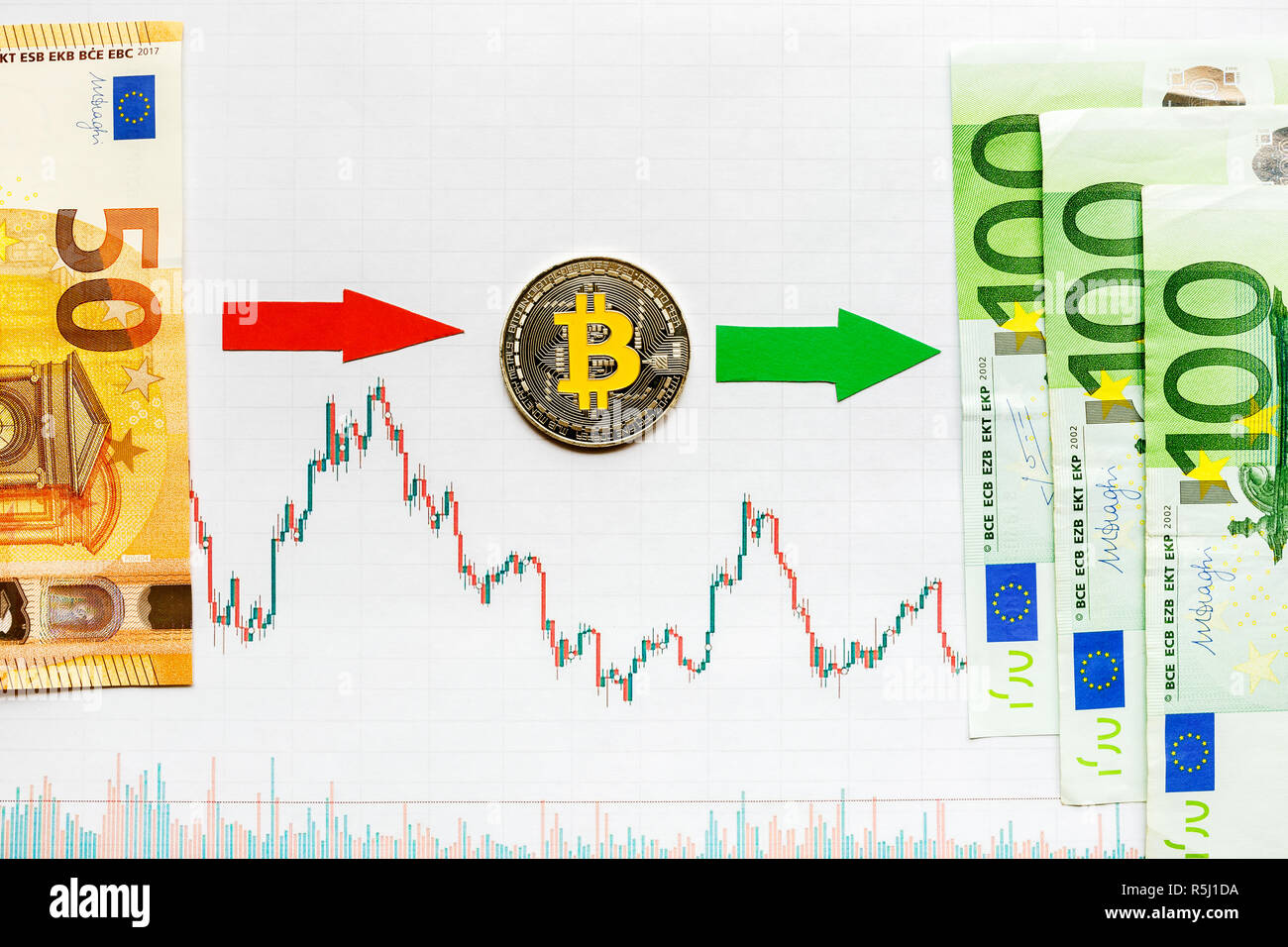 Inversión rentable de dinero virtual bitcoin. Flecha roja y verde plata sobre papel Bitcoin gráfico forex índice subir en el mercado cambiario backgrou Foto de stock