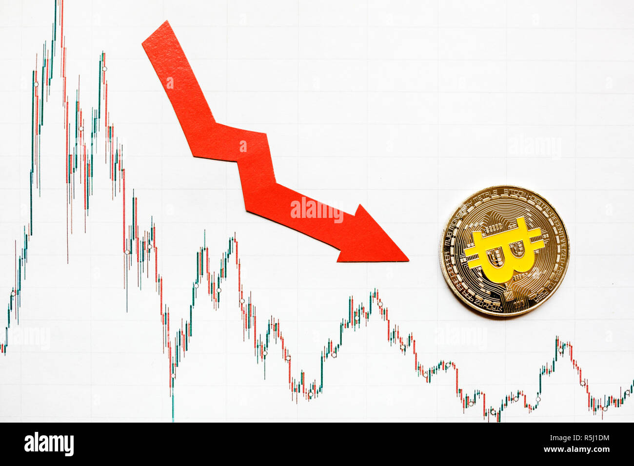 La depreciación del dinero virtual bitcoin. Flecha roja y plata sobre papel Bitcoin forex índice gráfico bajar a fondo el mercado de divisas. Concepto o Foto de stock
