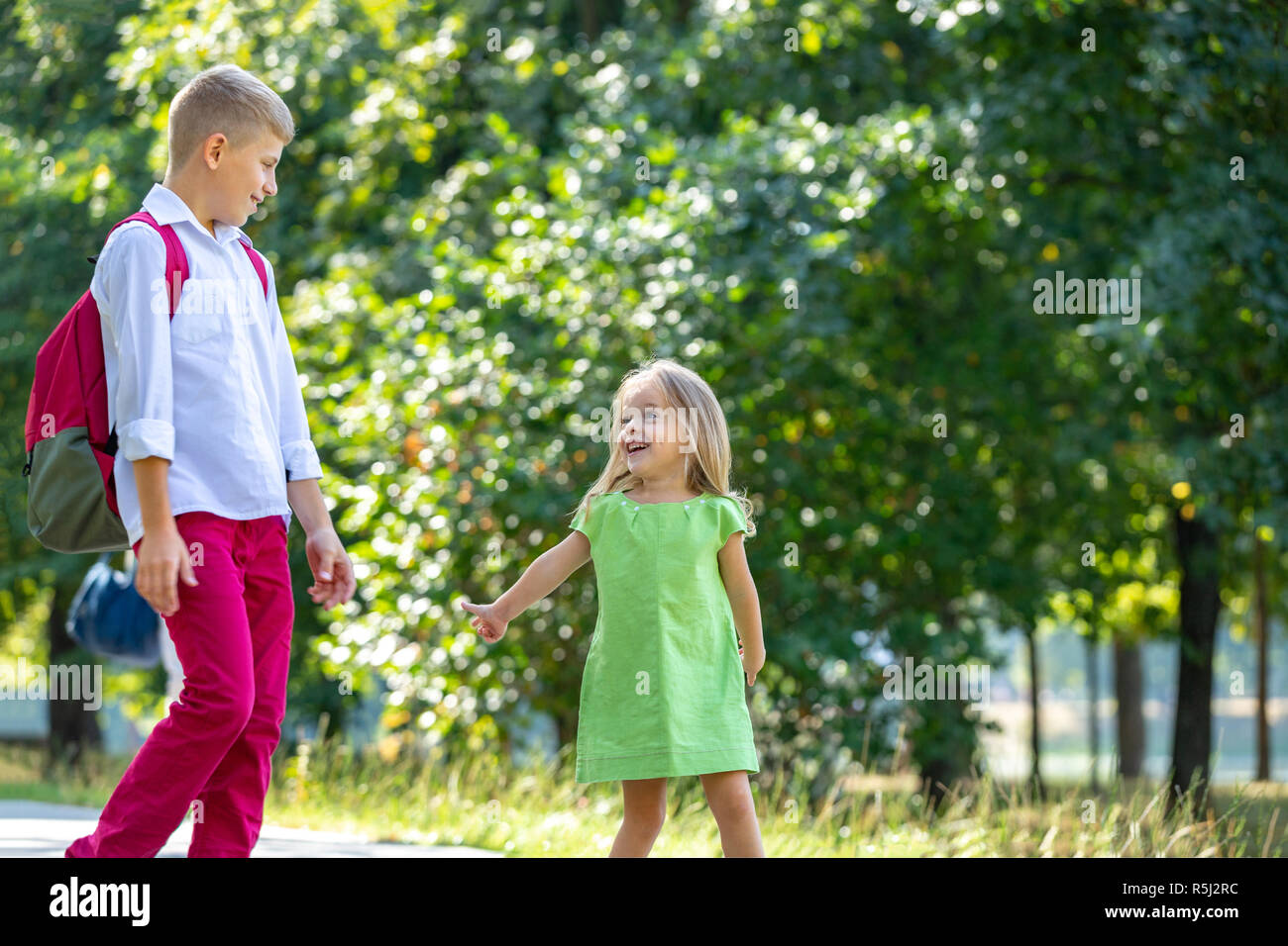 Мальчик гуляет в парке. Мальчик гуляет. Мама с ребенком на прогулке. Прогулка брата с сестрой. Можно ли гулять с братом.