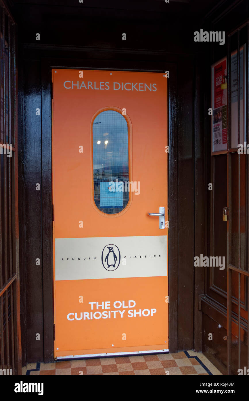 Puerta en el diseño de un pingüino libro en Punto de impresión librería en Rothesay, en la isla de Bute, Argyll, Escocia, Reino Unido Foto de stock