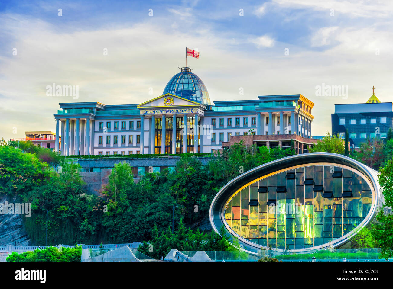 La arquitectura moderna de Tbilisi, Georgia, con el palacio presidencial. Foto de stock