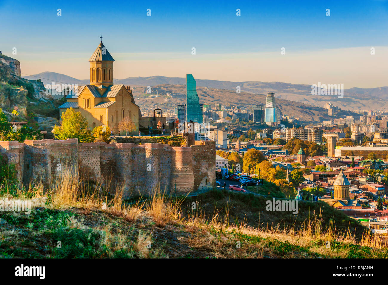 Vista de la fortaleza Narikala en Tbilisi, capital de Georgia. Foto de stock