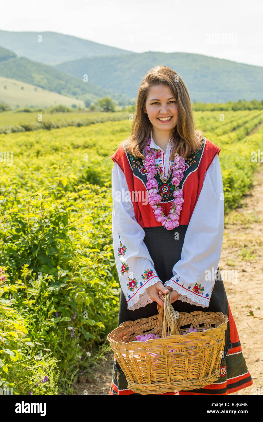 bulgarian-nina-vestidos-con-ropa-tradicional-de-rosas-de-recogida-durante-el-anual-festival-de-rosas-en-kazanlak-bulgaria-r5jgmk.jpg