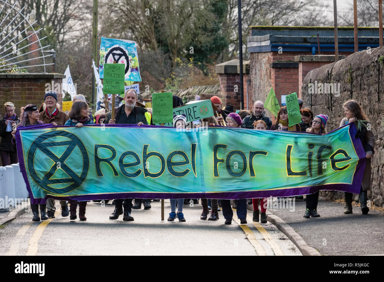 Hereford, Reino Unido. El 1 de diciembre, 2018. La recién formada Oficina local del movimiento de rebelión de extinción (cambio climático activistas) demostrar en esta catedral vieja ciudad . Crédito: Alex Ramsay/Alamy Live News Foto de stock