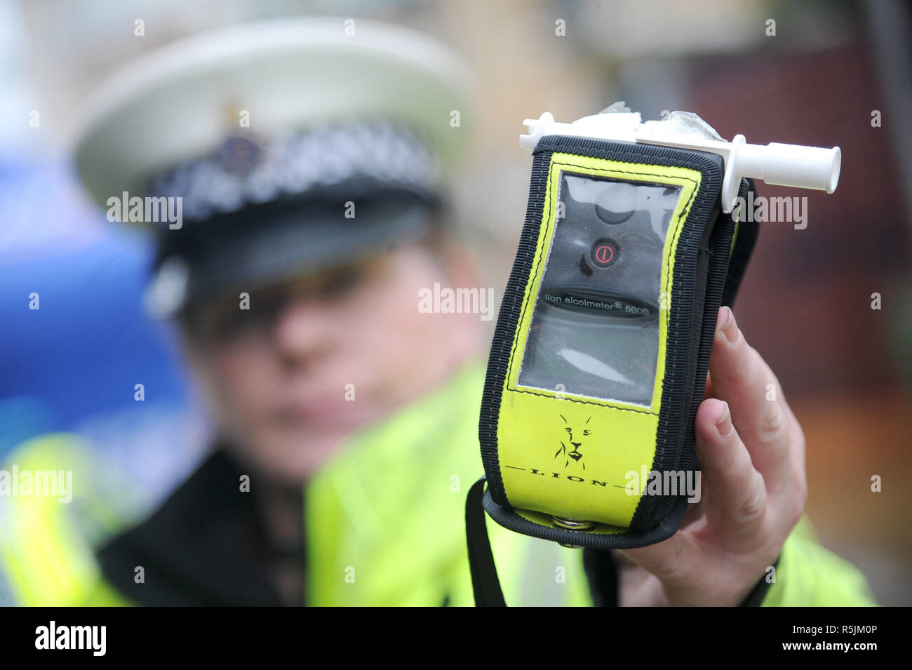 Breathalyser, alcoholímetro, la policía utilizando un breathalyser, Policía sosteniendo un breathalyser, lado carretera prueba de aliento, UK Foto de stock