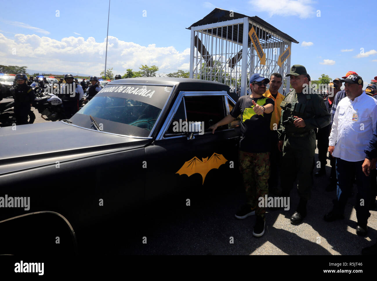 Valencia, Carabobo, Venezuela. El 1 de diciembre, 2018. Diciembre 01, 2018. Rafael Lacava (l) El gobernador del estado de Carabobo, posa junto a Dracula's car, acompañado por Juan Carlos Dubolay (c) General (EJ) Comandante de la Zodi, amplia zona de defensa (por sus siglas en inglés) durante la puesta en marcha de la operación de seguridad Caja Fuerte de Navidad, en Valencia, Estado Carabobo. Foto: Juan Carlos Hernández Crédito: Juan Carlos Hernández/Zuma alambre/Alamy Live News Foto de stock