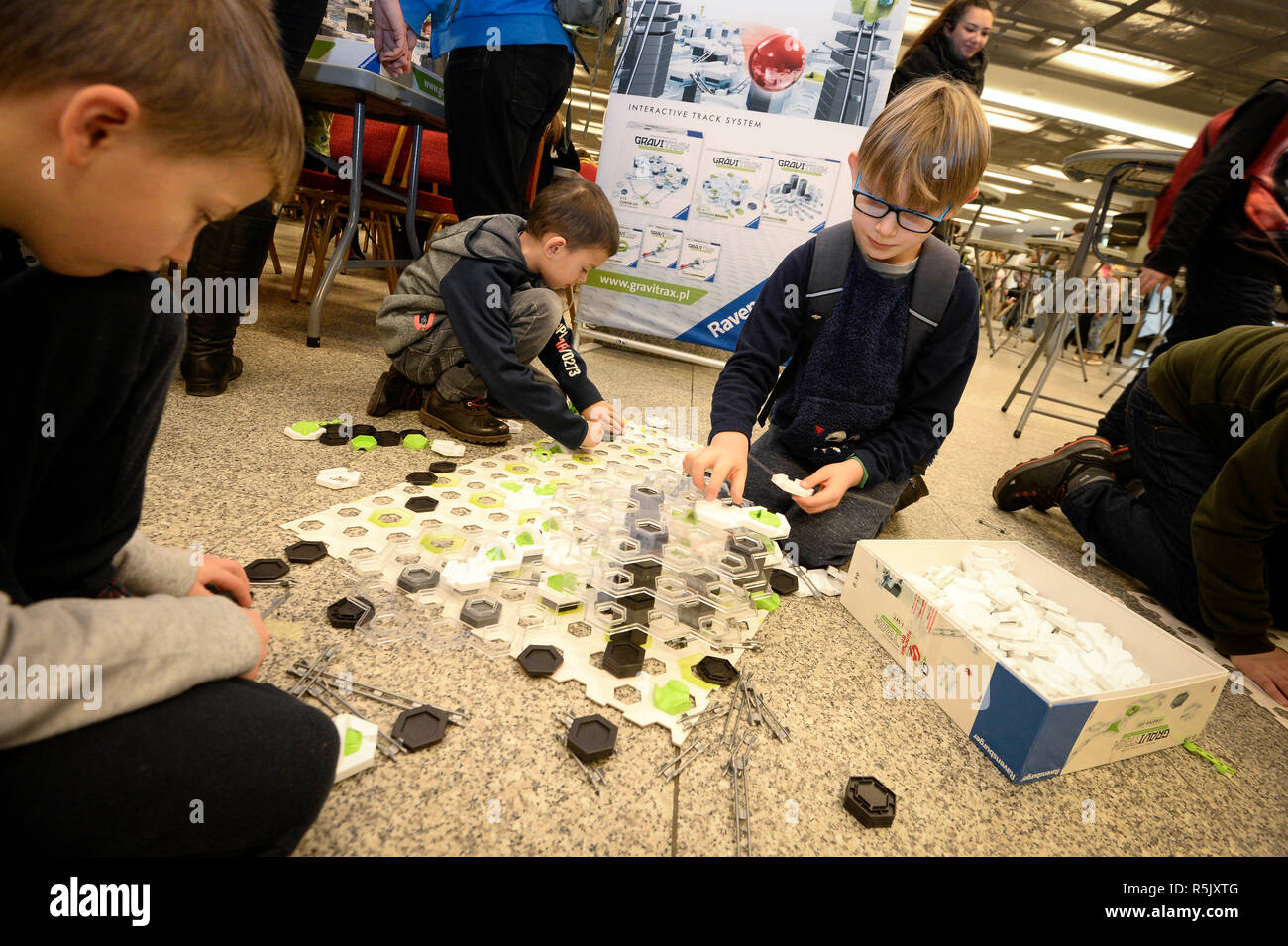 Cilios Ineficiente Laboratorio Varsovia, Polonia. El 1 de diciembre, 2018. Los niños juegan un juego  interactivo durante el Festival de Juegos de tablero de Varsovia en el  Estadio Nacional de Varsovia, Polonia, el 1 de