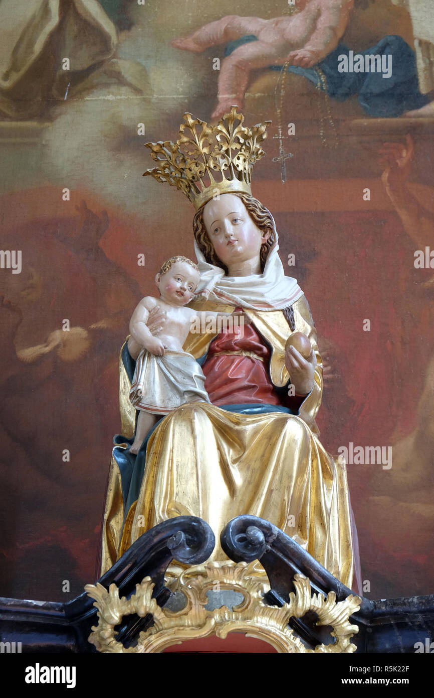 La Virgen María con el niño Jesús, la estatua en el altar del Santo Rosario  en la iglesia de Saint Martin Unteressendorf, Alemania Fotografía de stock  - Alamy