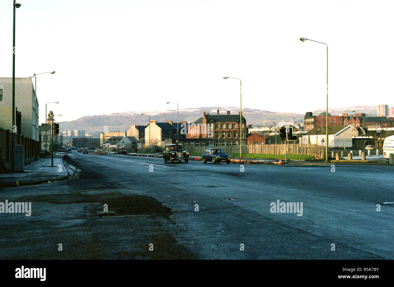 Mirando hacia Glasgow Road hacia Dalmuir en el invierno de diciembre de 1982. Clydebank Ayuntamiento reloj puede ser visto en la distancia. Foto de stock
