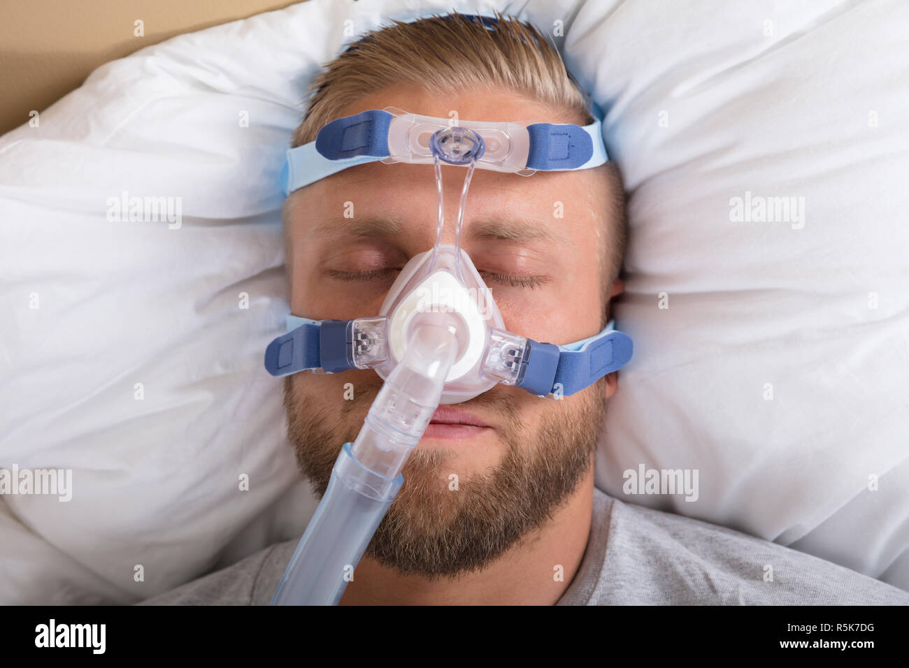 Hombre Asiático Con Apnea De Sueño Usando La Máquina De CPAP Foto de  archivo - Imagen de maduro, medicina: 73481312