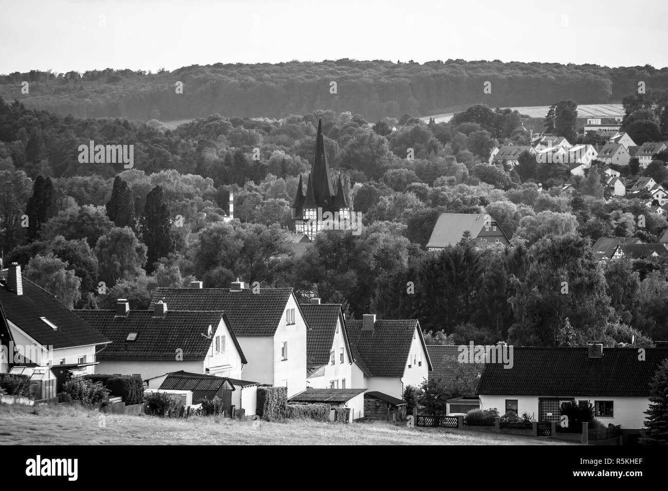 Vista de la pequeña ciudad de Neustadt (distrito de Marburg-Biedenkopf en Hessen), un suburbio y sus alrededores las tierras agrícolas. Blanco y negro. Foto de stock